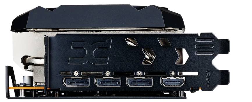 Grafická karta se čtyřmi displejem porty, černý design, boční pohled. Vhodná pro PC gaming nebo profesionální použití.