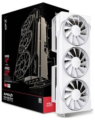 Obrázek ukazuje grafickou kartu XFX AMD Radeon RX 6700 v bílém provedení se třemi ventilátory, umístěnou vedle krabice od produktu.