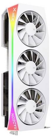 Bílá grafická karta se třemi ventilátory a RGB podsvícením, označená jako 'XFX Radeon'.