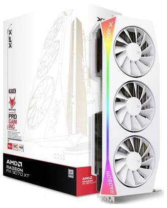 Grafická karta AMD Radeon RX 5700 XT s bílým pouzdrem a třemi ventilátory, vedle ní balení s informacemi o produktu a logem XFX.