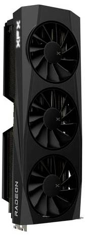 Černá grafická karta se třemi ventilátory, značky 'Radeon', viditelná z boku.