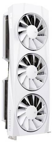 Grafická karta se třemi bílými ventilátory a bílými kryty, pohled z úhlopříčky. Nápis modelu 'Radeon' na straně.