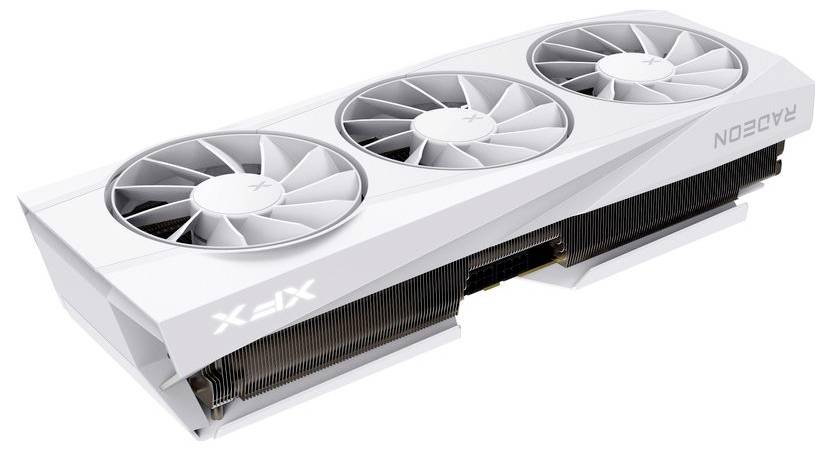 Bílá grafická karta se třemi ventilátory, označená logem 'XFX' a 'RADEON', na bílém pozadí. Moderní technologická komponenta.