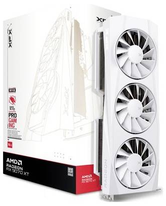 Grafická karta AMD Radeon RX 5700 XT se třemi ventilátory v bílé barvě, vedle které stojí balení s červenými a bílými designovými prvky.