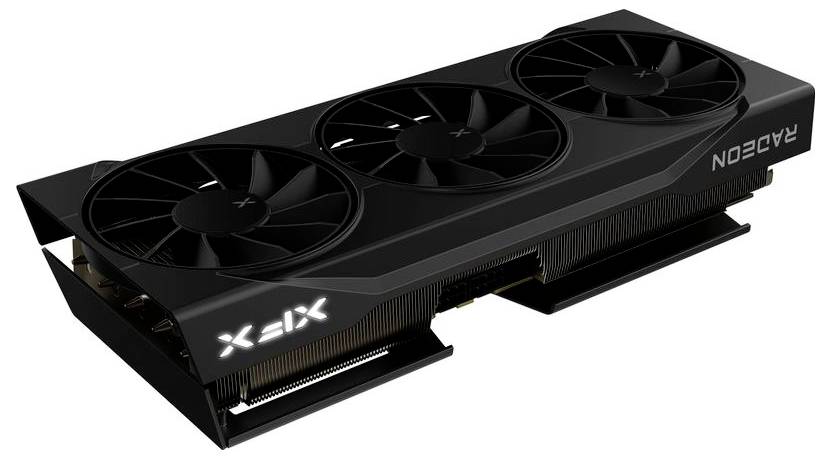 Černá grafická karta se třemi ventilátory, s nápisem 'XFX' a 'Radeon', pohled z boku.