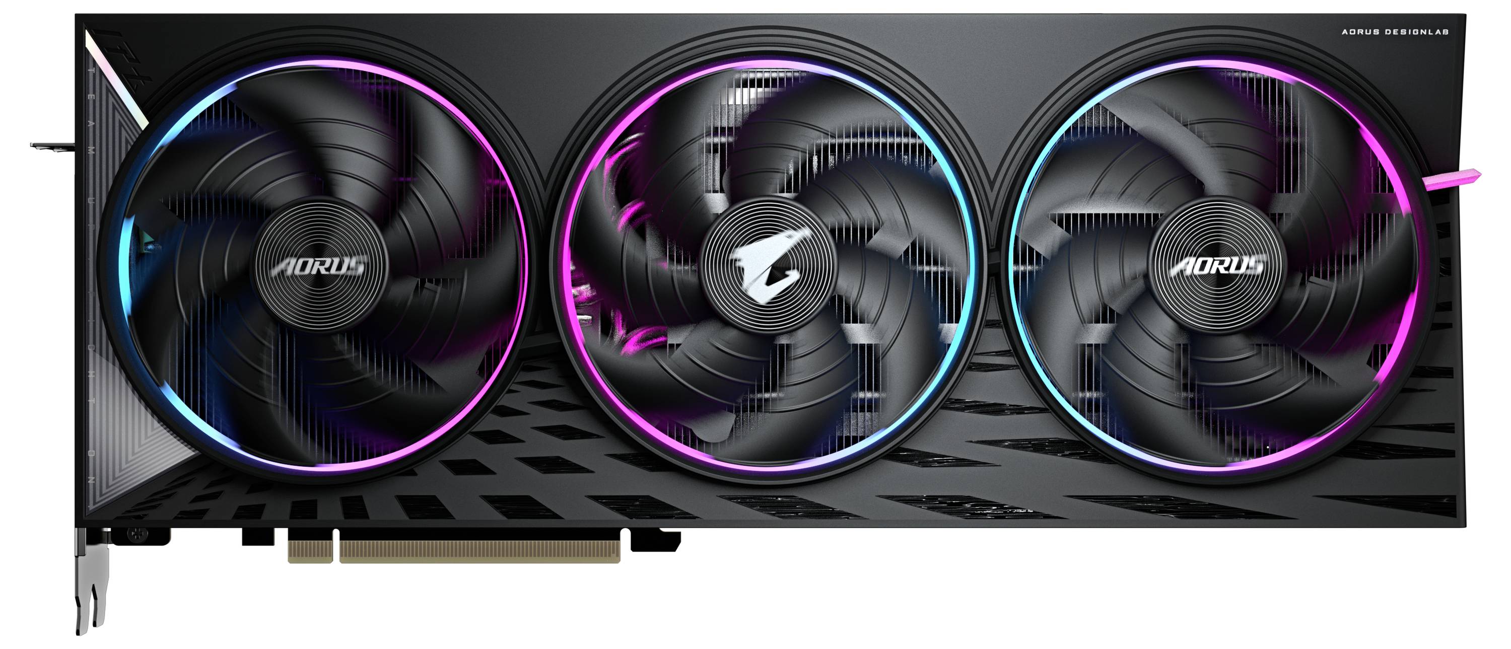 Trojitý ventilátor grafické karty s RGB podsvícením a logem značky uprostřed každého ventilátoru. Černý design.
