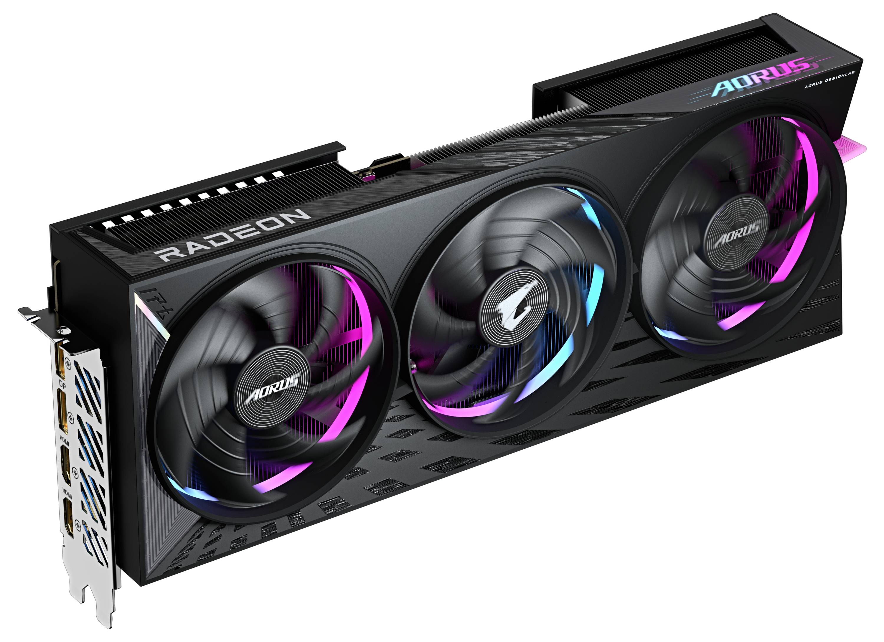 Grafická karta se třemi ventilátory a RGB podsvícením, součást série Aorus, s několika konektory pro displej a napájecí kabely.