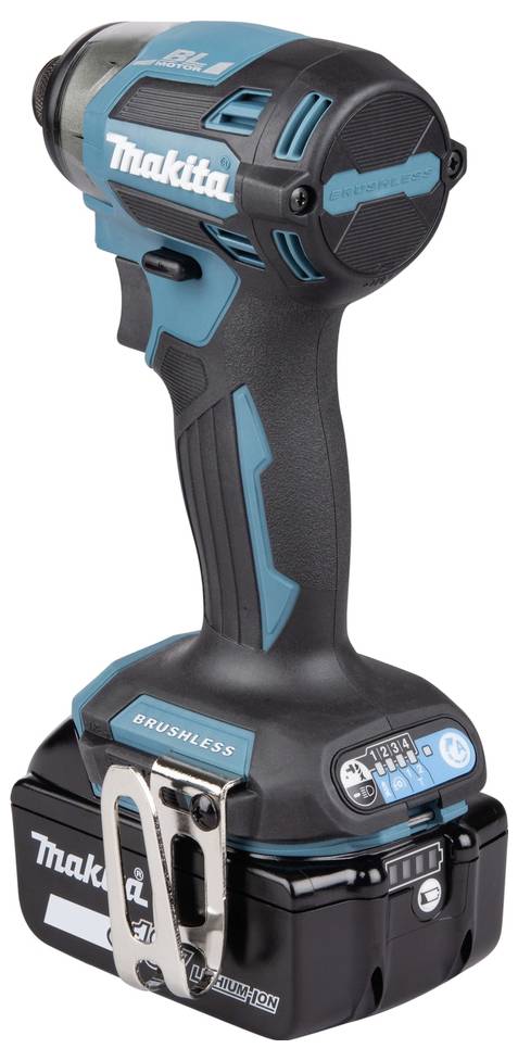 Bezuhlíkový rázový šroubovák Makita v černém a modrém provedení, kompaktní model s ergonomickou rukojetí, připojeným akumulátorem a připevňovací sponou na opasek.
