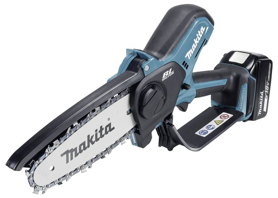 Bezdrátová řetězová pila Makita v modro-černém designu s ostrou řetězovou lištou a ergonomickou rukojetí zdůrazňuje svou přenosnost.
