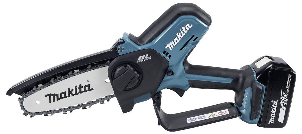 Elektrická motorová pila s modro-černou rukojetí, s označením Makita. Kompaktní design s připojeným akumulátorem, vhodná pro lehké práce.