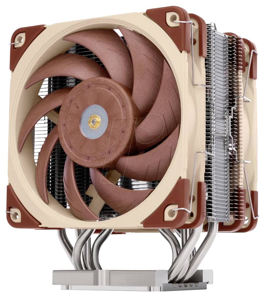 Detailní záběr počítačového chladiče s červenohnědým ventilátorem a stříbrnými chladicími žebry, který umožňuje odvod tepla.
