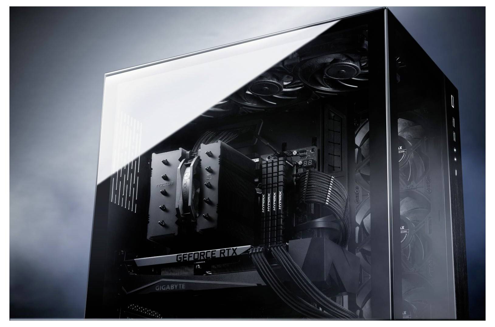 Černý počítač s osvětleným vnitřkem, pod nímž je grafická karta 'GeForce RTX'. Moderní design s čistými liniemi.