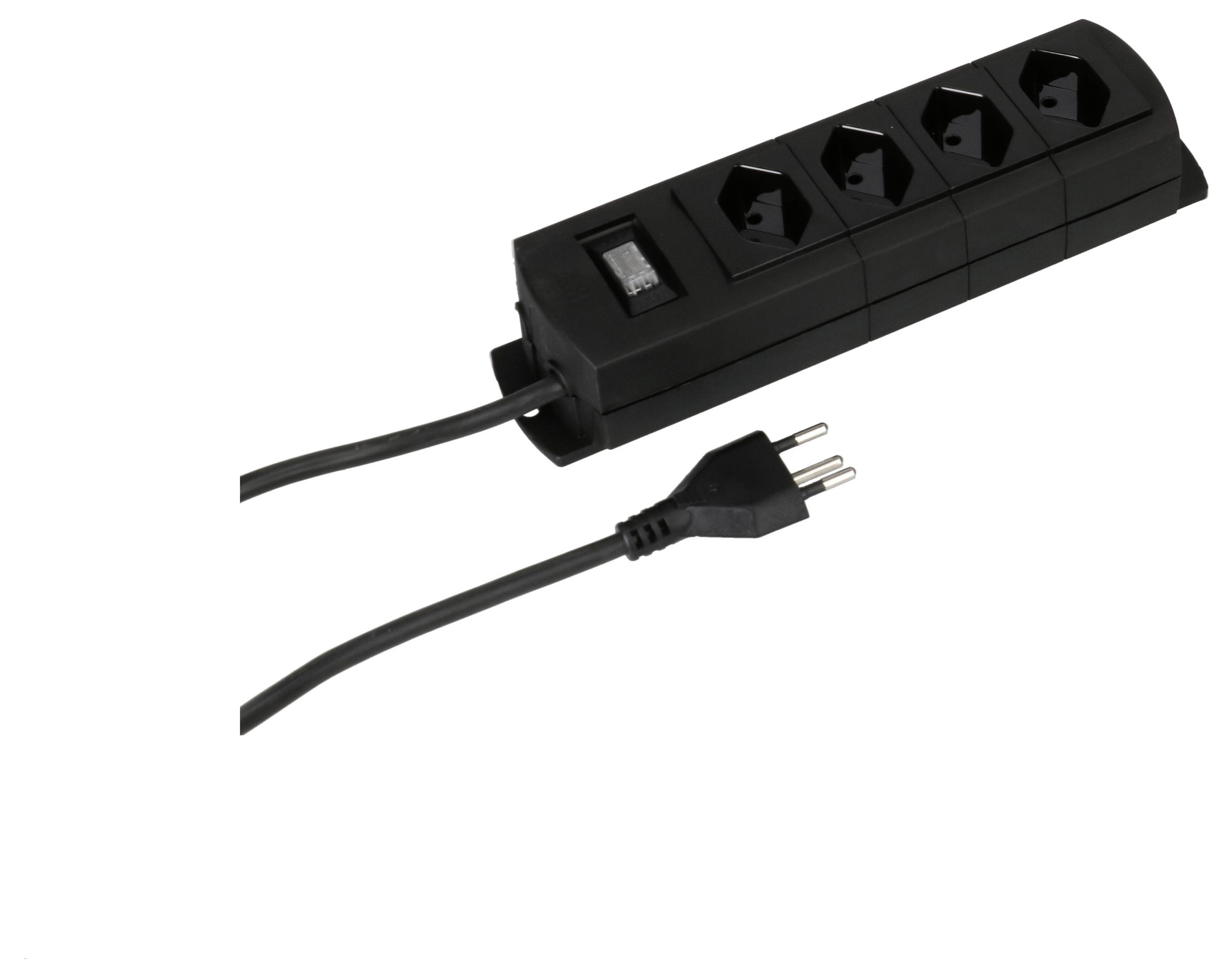 Černá elektrická prodlužovací zásuvka se čtyřmi vstupy a vypínačem, propojená síťovým kabelem a zástrčkou.