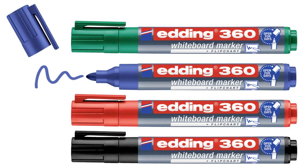 Čtyři popisovače na whiteboard značky edding 360 v zelené, modré, červené a černé barvě leží vedle sebe. Modrý popisovač má otevřenou čepičku.