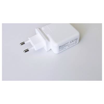 Bílá USB nabíječka s evropskou zástrčkou leží na bílém pozadí. Je viditelný potisk s technickými specifikacemi.