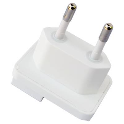 Bílý euroadaptér se dvěma kulatými kovovými kolíky pro zasunutí do elektrické zásuvky.
