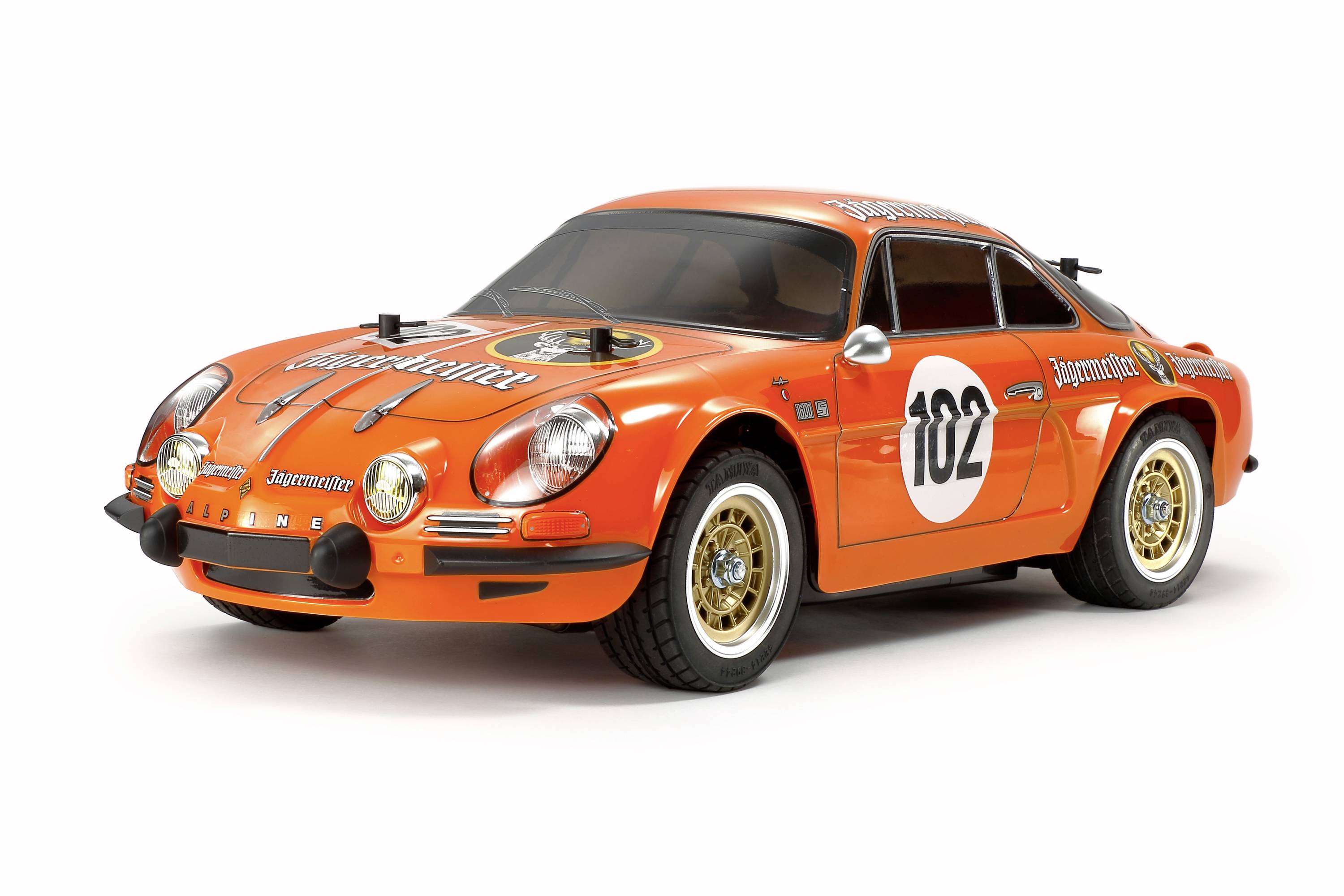 Oranžové závodní modelové auto s číslem 102 na dveřích. Má zlatá kola a závodní samolepky na kapotě a dveřích.