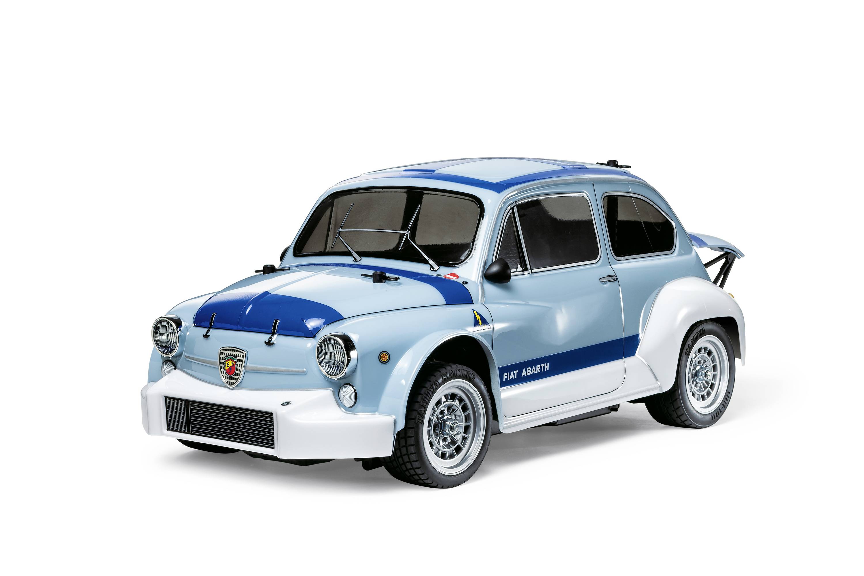 Světle modrý Fiat Abarth 1000 s modrými akcenty a rozšířenými blatníky stojí na neutrálním pozadí. Sportovní design.