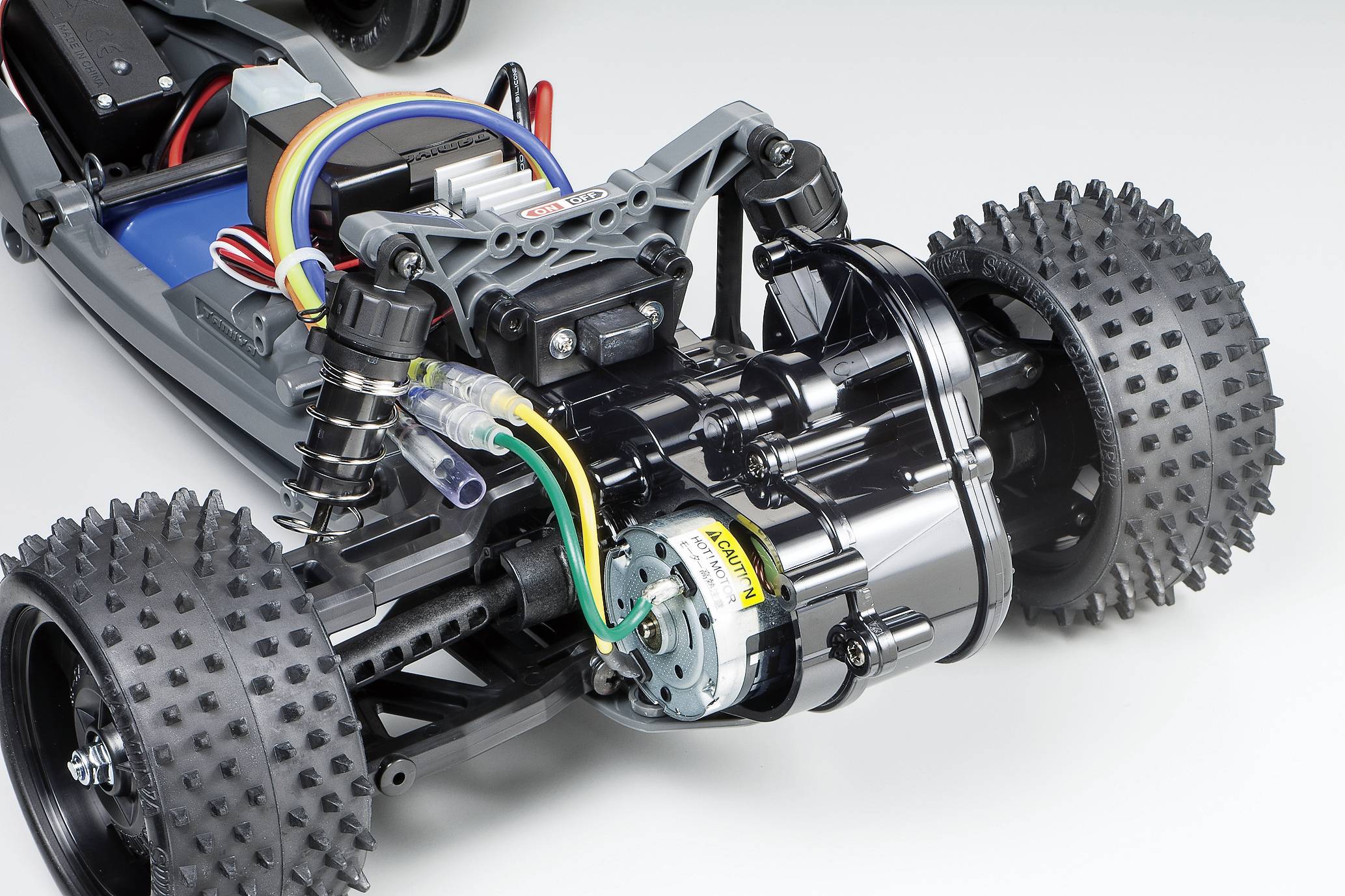 Dálkově ovládaný automobilový podvozek s detailním pohledem na přední nápravu a komponenty zavěšení.