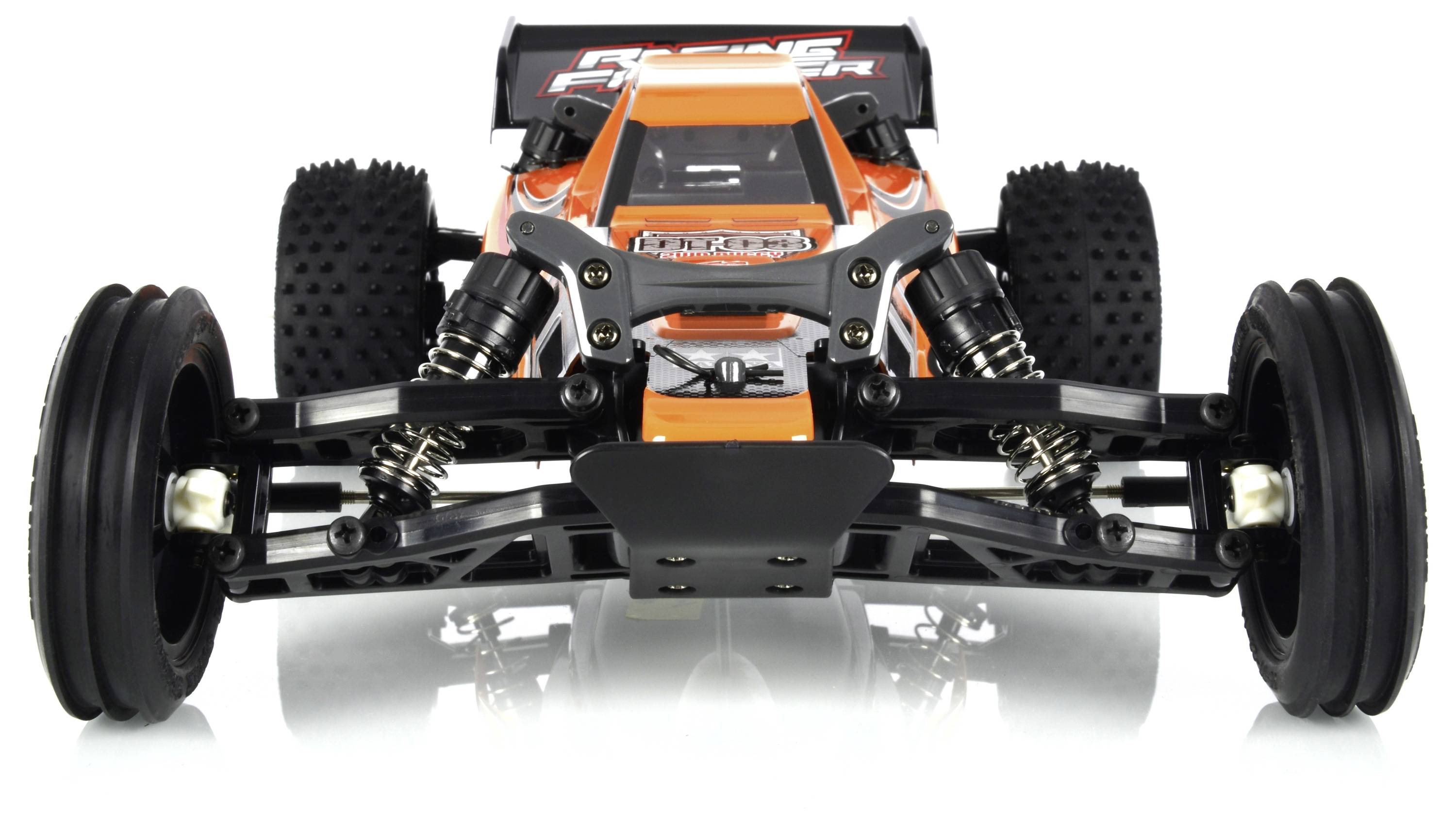 Oranžové RC auto s velkými, profilovanými koly a pérovanými tlumiči na bílém pozadí.