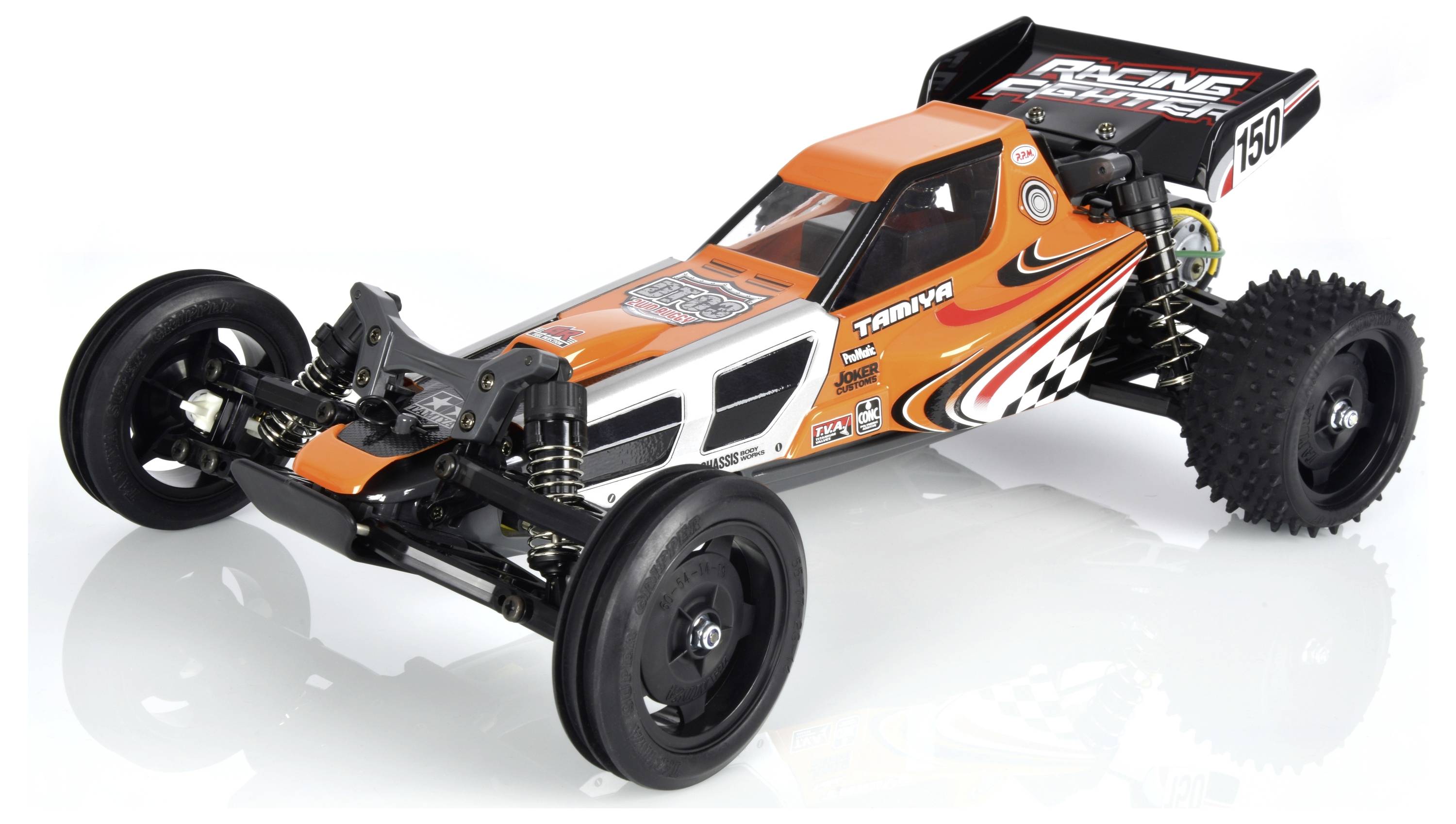 Oranžovo-černý dálkově ovládaný závodní buggy s nálepkami a velkými koly na bílém pozadí.