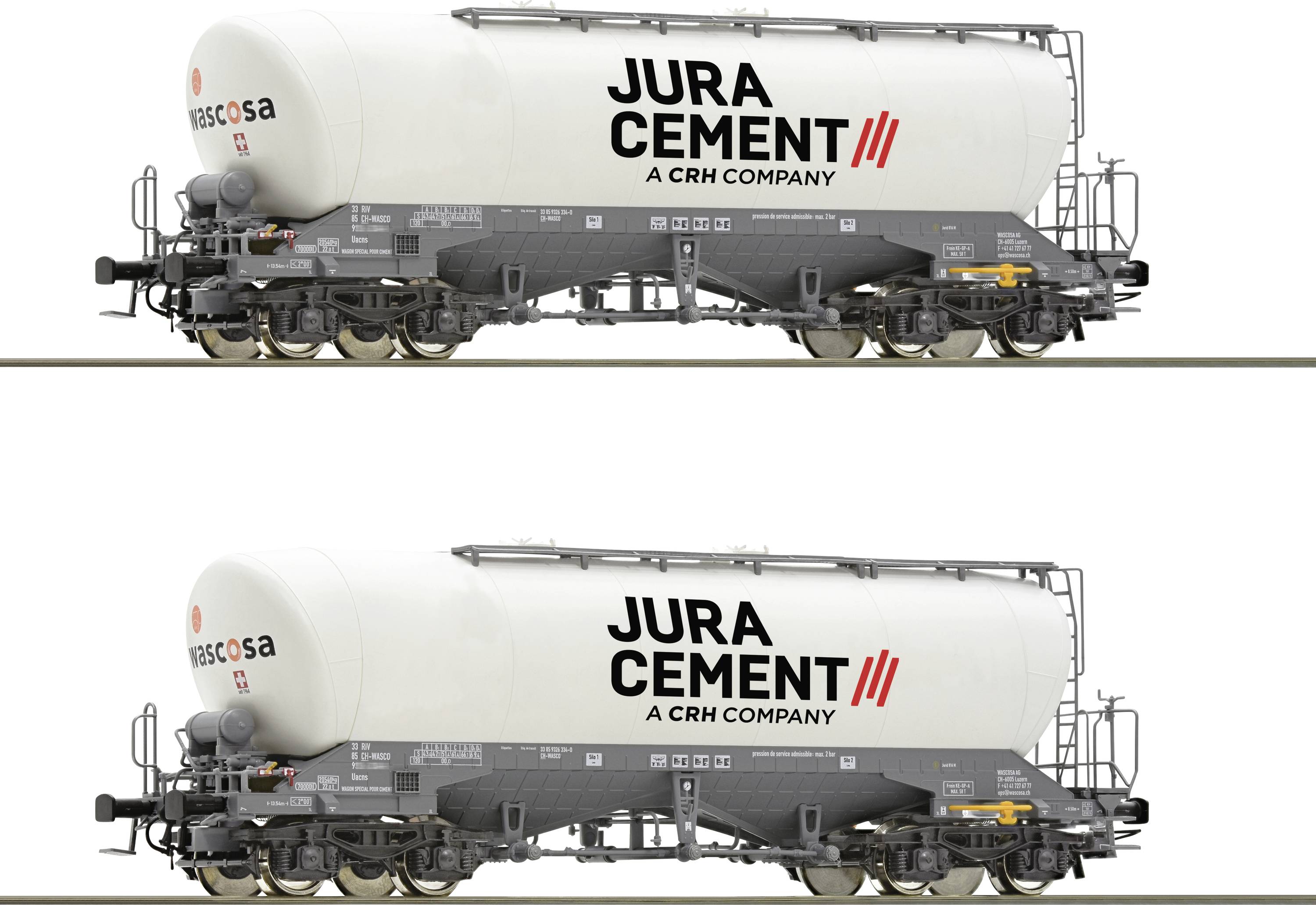 Dva nákladní vagony s nápisem 'Jura Cement'. Vagony jsou bílé a stojí na kolejích.