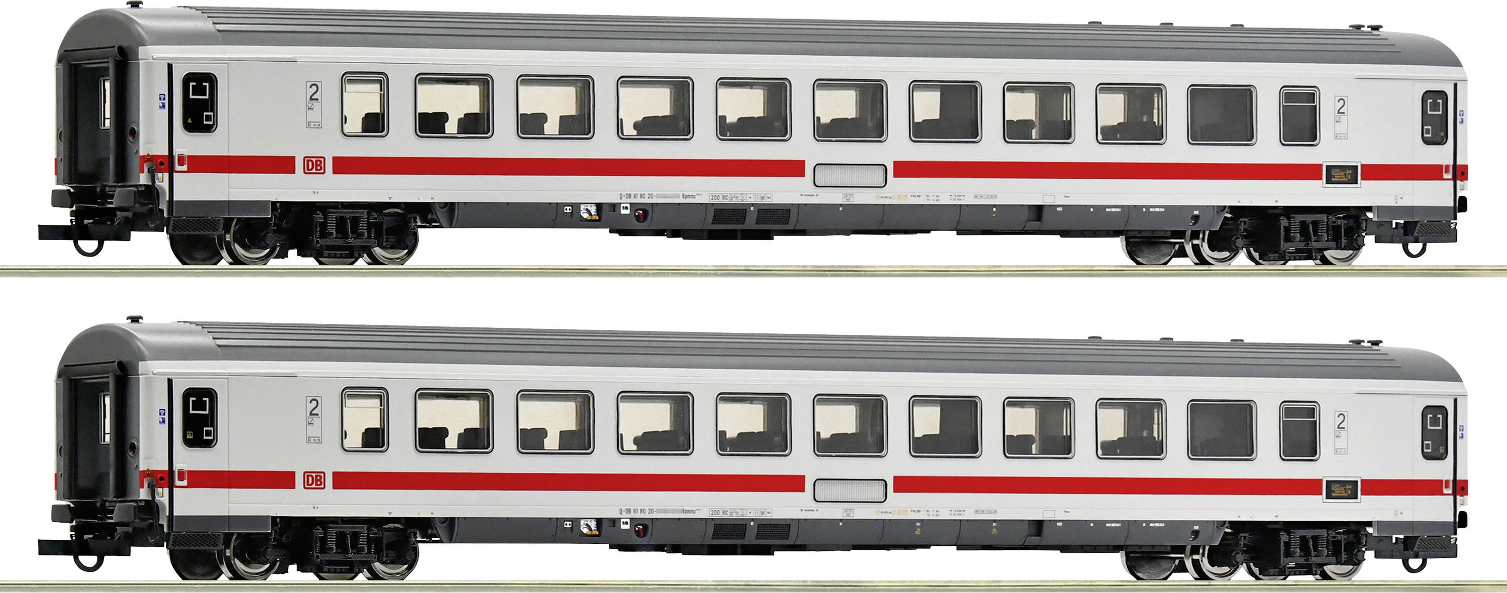 Dva železniční vozy Deutsche Bahn v stříbrné barvě s červeným pruhem, každý s okny a dveřmi, zobrazené z bočního pohledu.