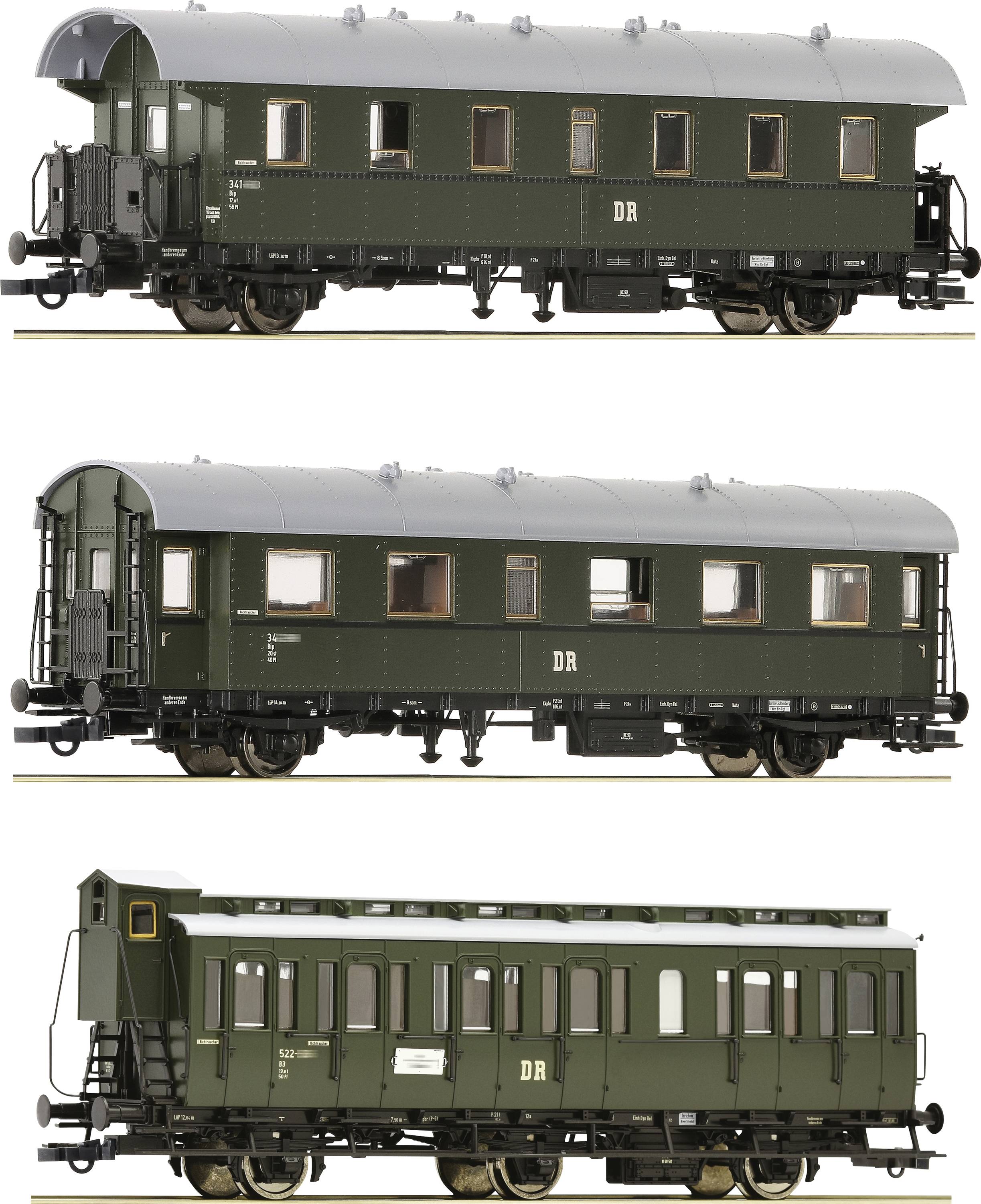 Tři historické zelené železniční vozy Deutsche Reichsbahn v různých konstrukčních provedeních, stojící vedle sebe.