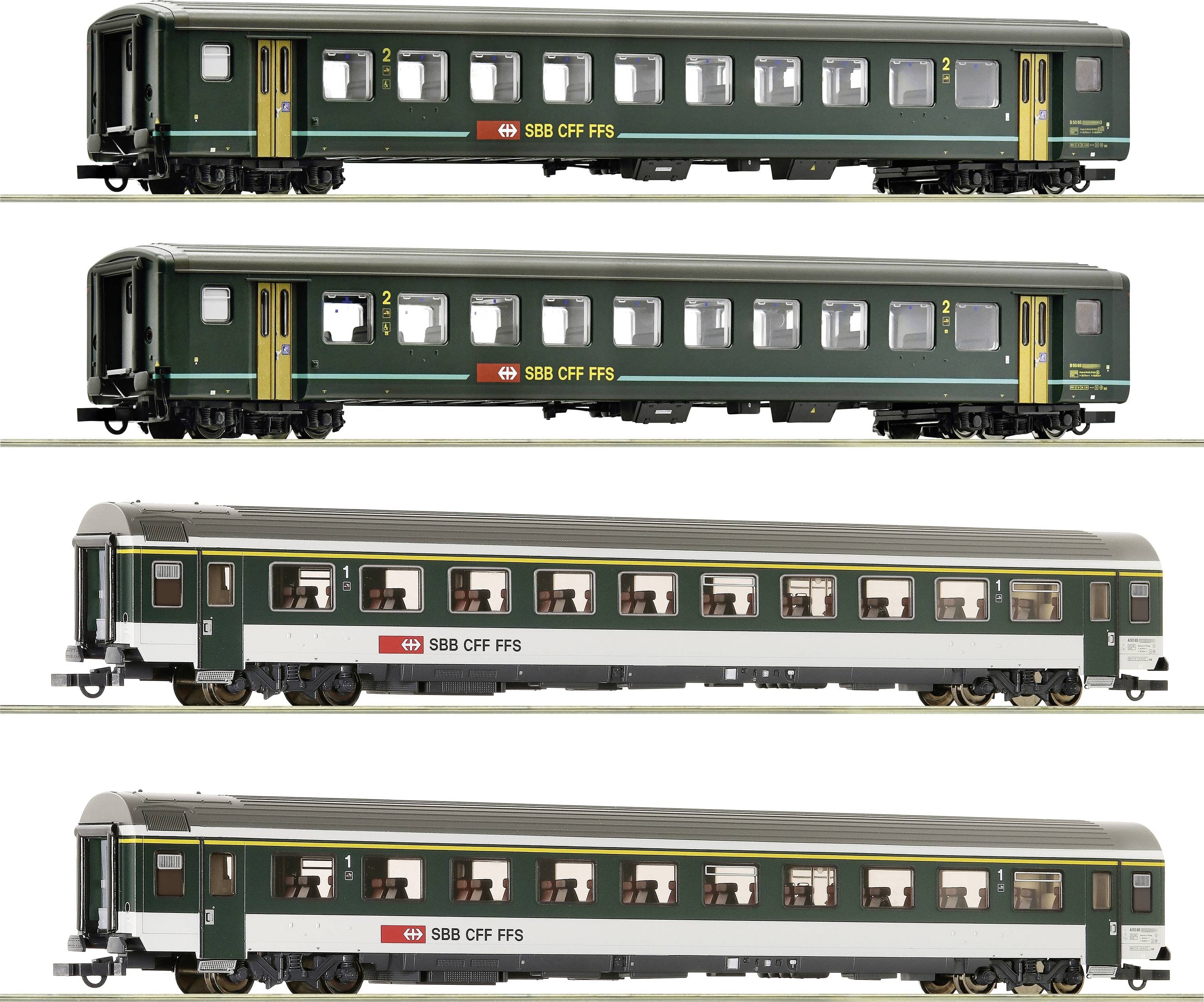 Čtyři modely osobních vagónů SBB v zelené barvě s žlutými pruhy a logem SBB. Různé typy vagónů a uspořádání oken.