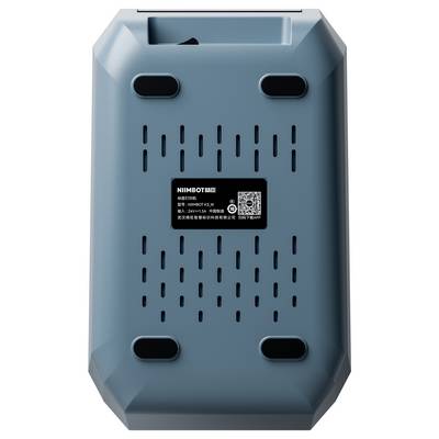 Modré elektronické zařízení s větracími otvory a černým štítkem s čínskými znaky a QR kódem na zadní straně.