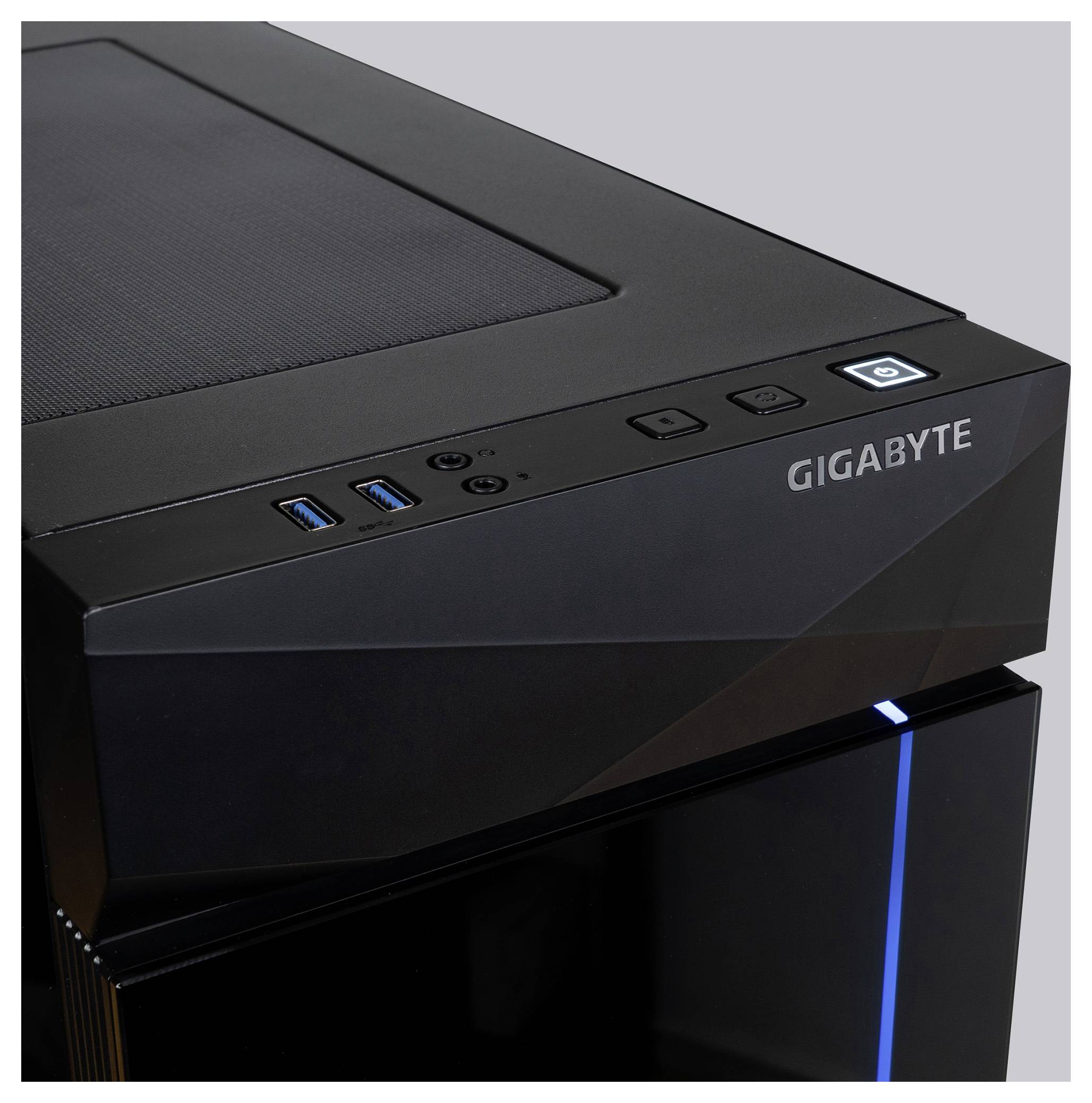 Skříň počítače od Gigabyte s předními porty a modrým světelným pruhem na hladkém, tmavém povrchu.