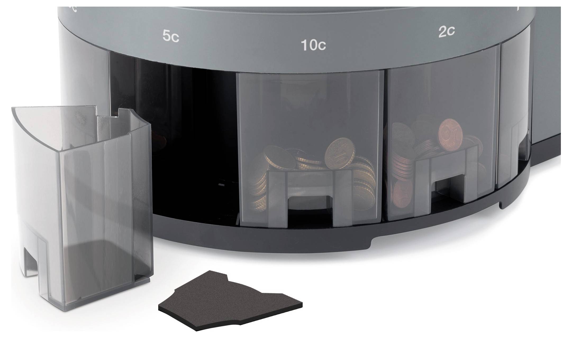 Automatický počítač mincí s průhledným okénkem. Tříděné mince jsou viditelné v různých přihrádkách. Vedle umístěn odběrný kontejner.