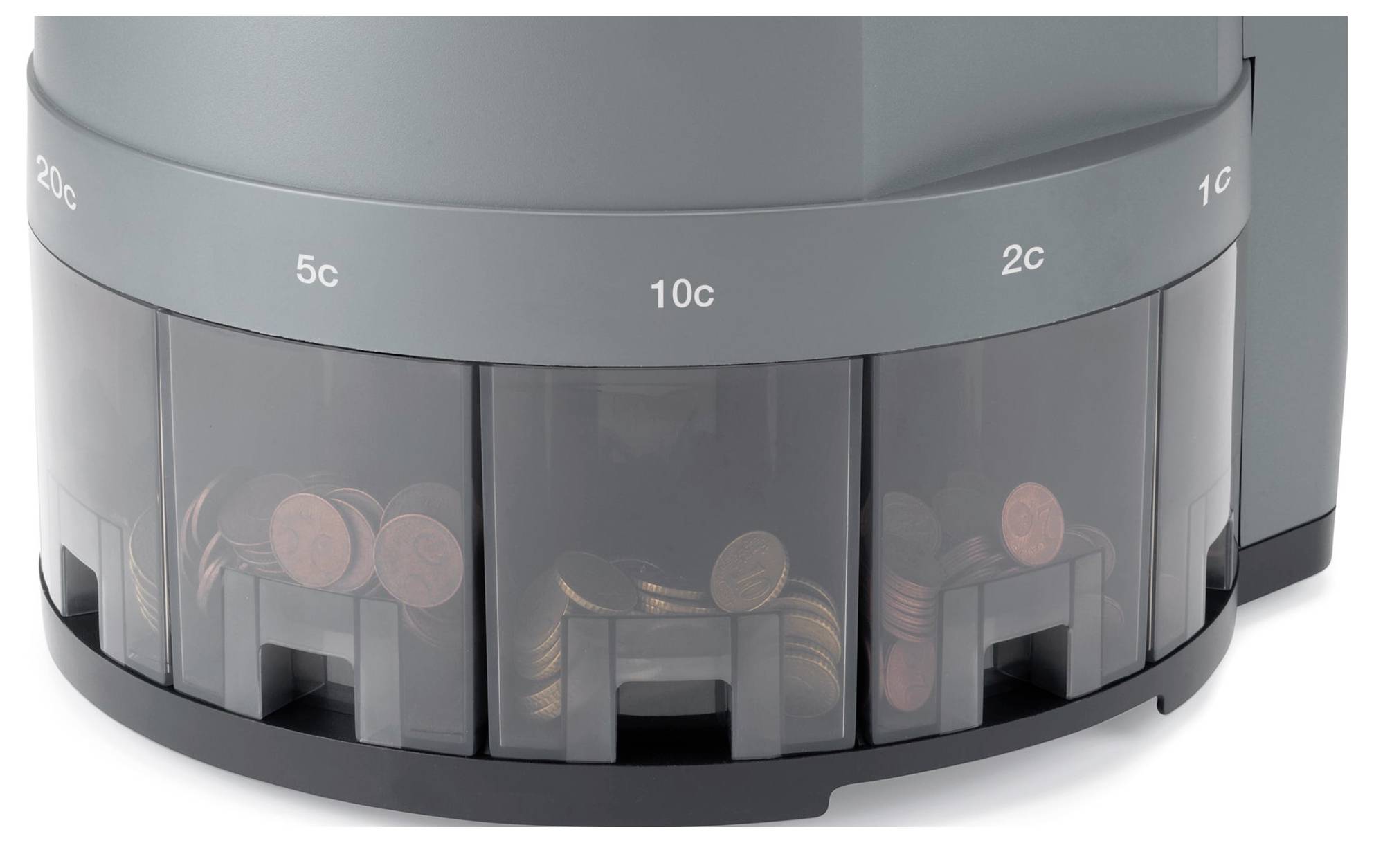 Mincovní počítací přístroj s několika přihrádkami seřazenými podle hodnoty mincí (1c, 2c, 5c, 10c, 20c), naplněný mincemi.