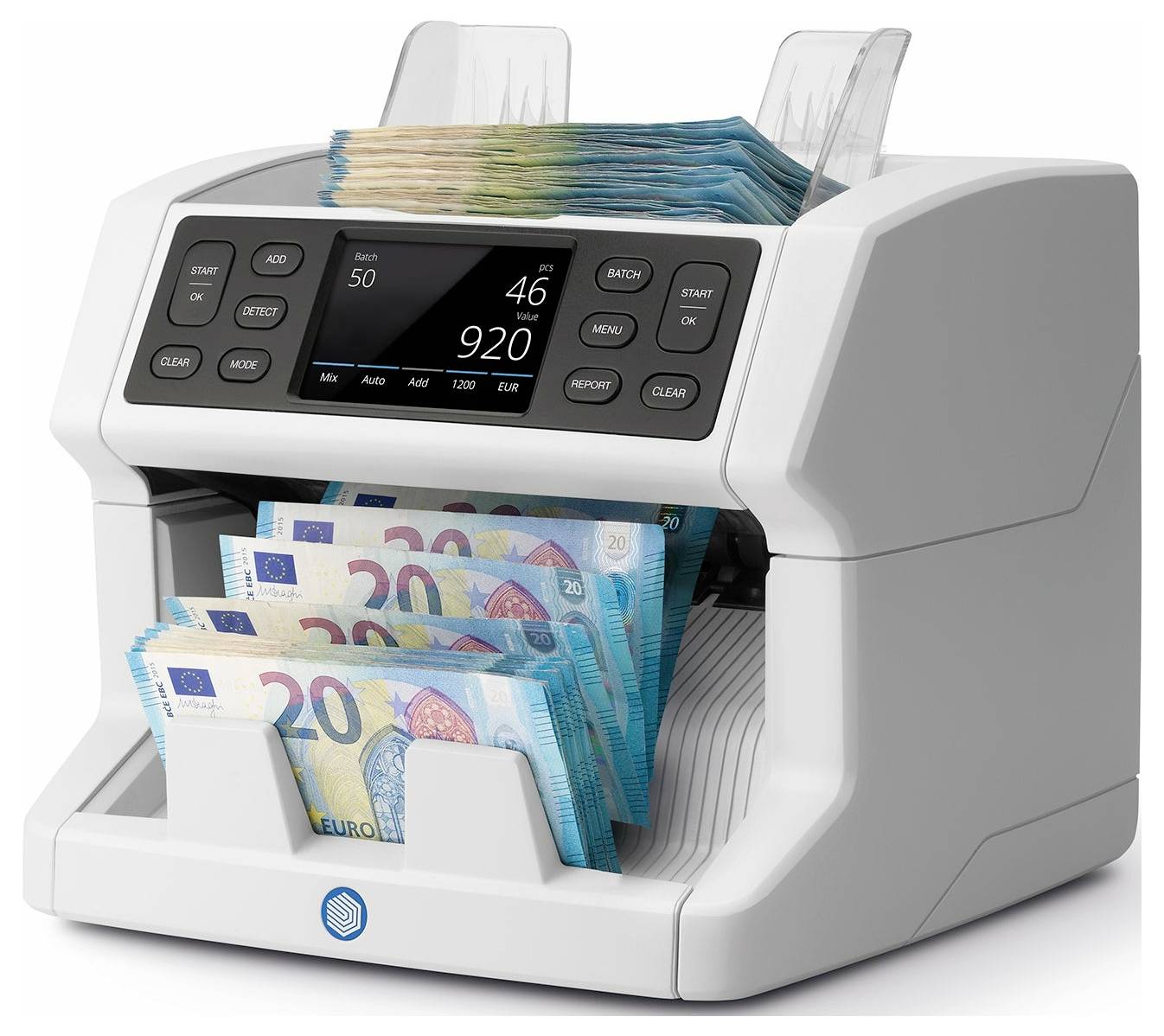Počítací stroj na peníze počítá eurobankovky; na digitálním displeji zobrazuje 'Dávka 50', '920 EUR'. Velký balík dvacetieurových bankovek je právě zpracováván.