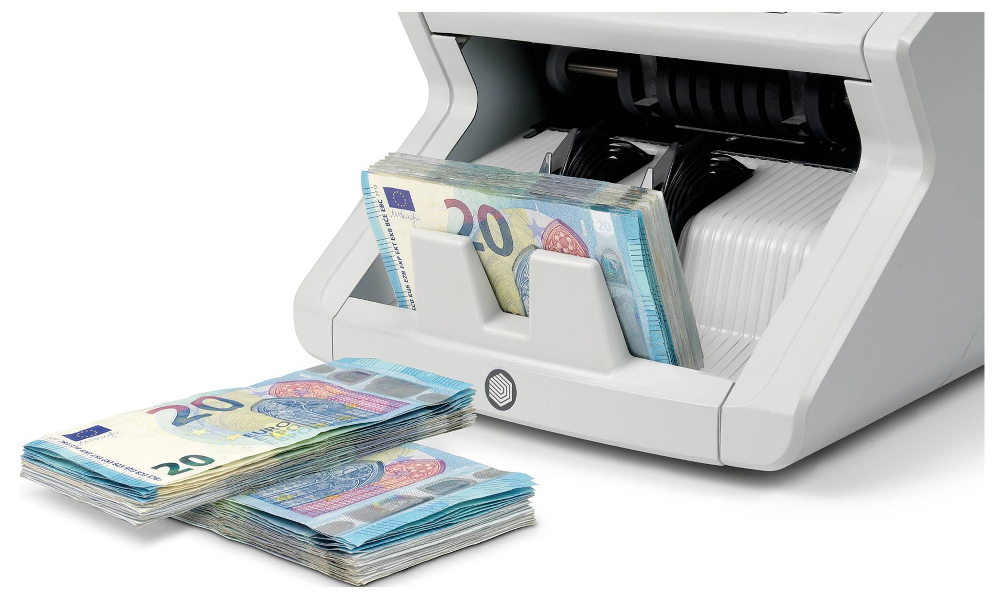 Hromada dvacetieurových bankovek před počítacím strojem na peníze, který počítá další bankovky.