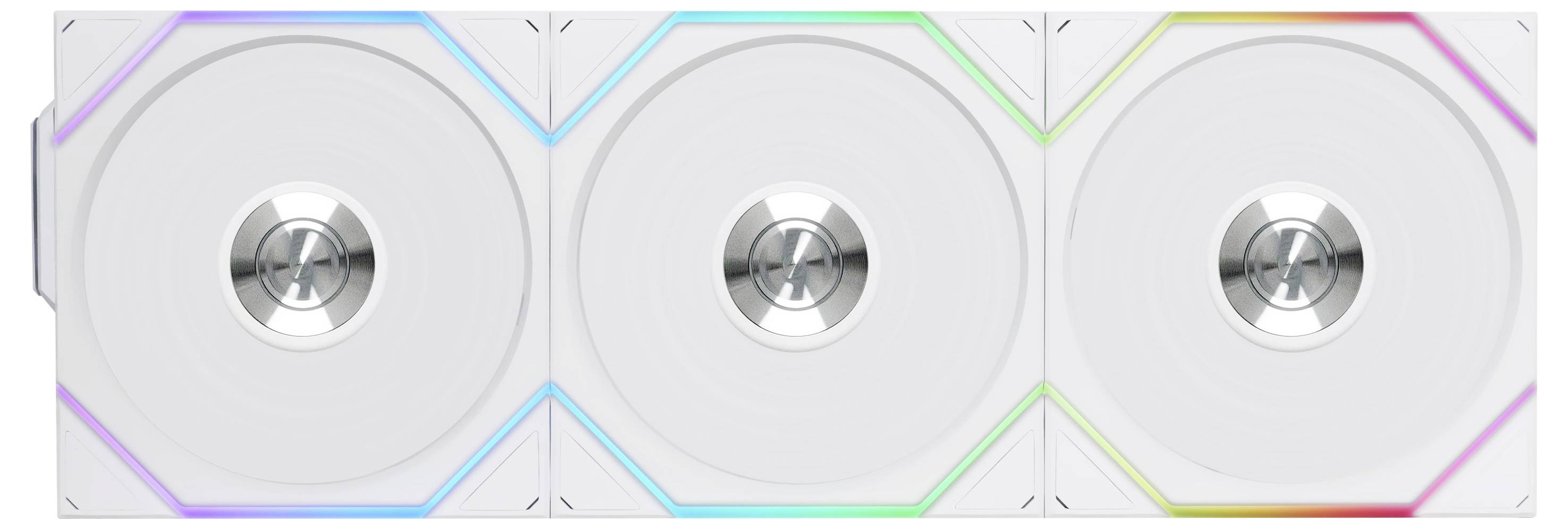 Tři bílé ventilátory s RGB podsvícením v řadě. Každý ventilátor má centrální logo a svítí v různých barvách.