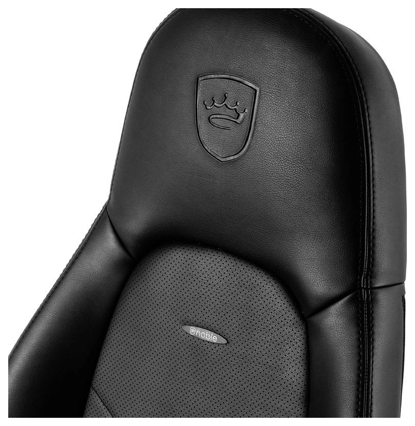 Černé kožené sedadlo se znakem s korunou vyraženým do opěradla.