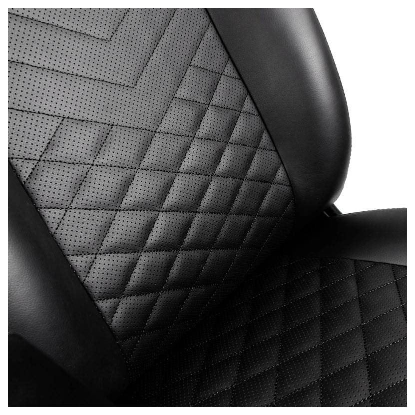 Detailní záběr autosedačky s černým koženým potahem s geometrickým vzorem. Čtvercový design a perforovaný povrch.