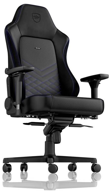 Černá ergonomická kancelářská židle s modrým prošíváním a nastavitelnými područkami na kolečkách, vhodná pro pohodlnou kancelářskou práci.