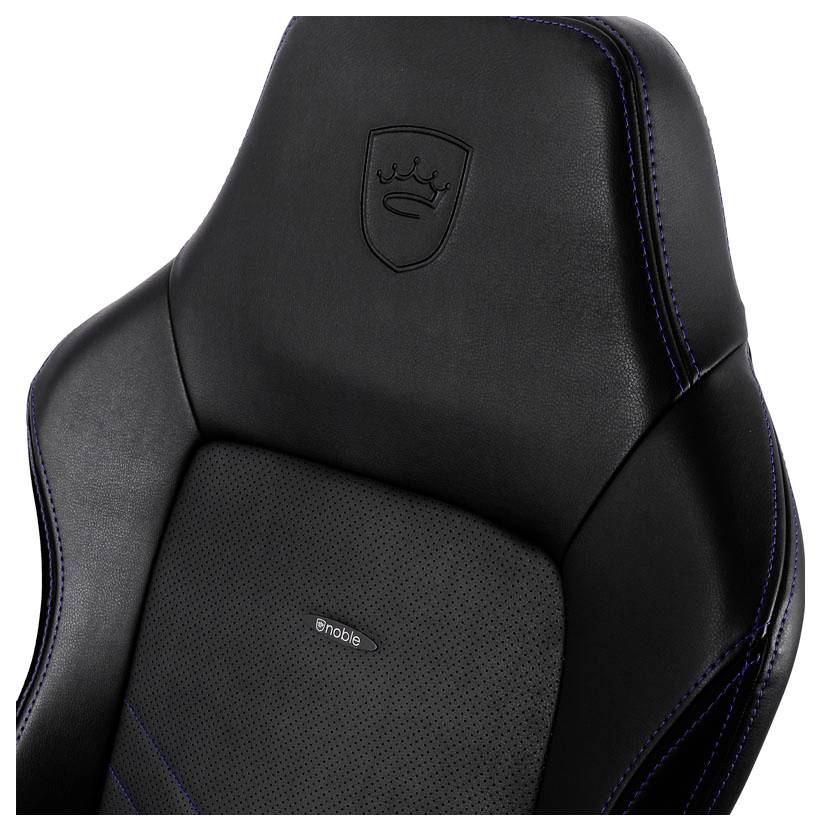 Černá herní židle s ergonomickým designem, modrým prošíváním a reliéfním emblémem na opěradle. Vysoce kvalitní zpracování.