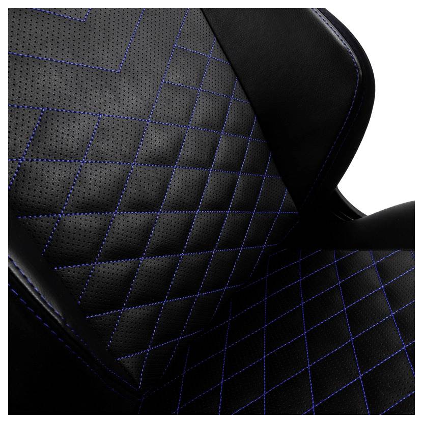 Černé kožené sedadlo s modrými prošívanými stehy ve tvaru kosočtverců, které zdůrazňuje moderní design a pohodlí, zobrazuje detail sedadla.