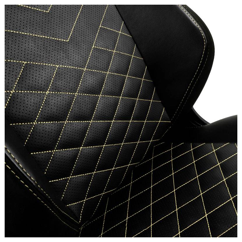 Detail černého křesla s prošívaným kosočtverečným vzorem v žluté barvě na sedací ploše a opěradle. Elegantní design.