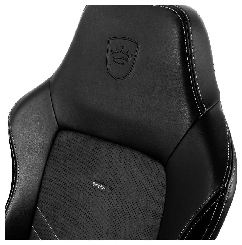 Černá kancelářská židle s reliéfním znakem na opěradle a ozdobnými švy. Pohodlný design, ideální pro dlouhodobější sezení.