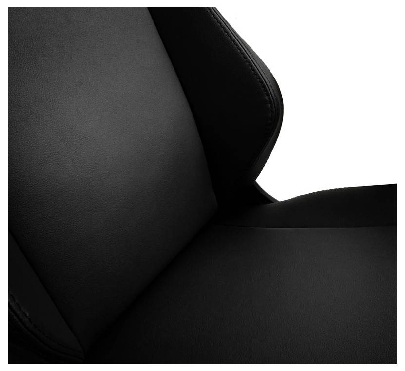 Černé kožené křeslo s čistými liniemi a čalouněným opěradlem. Elegantní, moderní design pro stylový interiér.