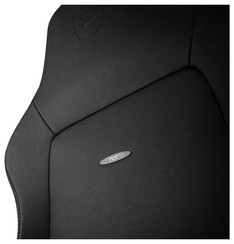 Černá herní židle s ergonomickým designem a polstrováním. Kovové logo s nápisem 'noble' na opěradle.