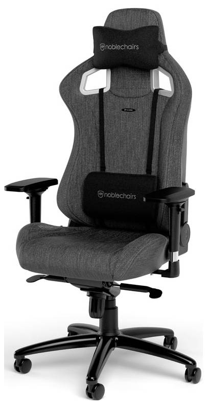 Ergonomická, šedá kancelářská židle s nastavitelnými opěrkami rukou, opěrkou hlavy a bederní páteře, umístěná na černé otočné základně.
