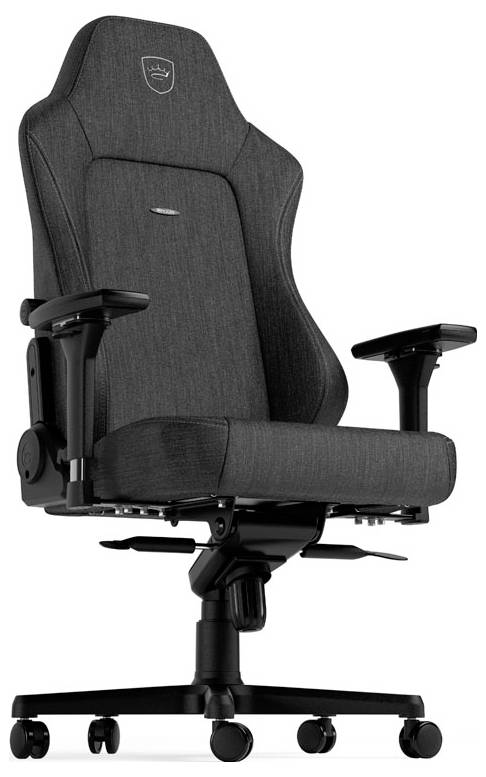 Ergonomická černá herní židle s nastavitelnými područkami a opěradlem, umístěná na kolečkách pro flexibilní pohyb.