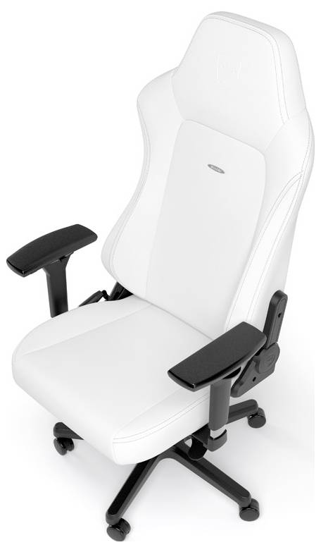 Bílá ergonomická kancelářská židle s opěrkami rukou a nastavitelnou výškou sedáku, umístěná na kolečkách, vhodná pro pohodlnou práci.