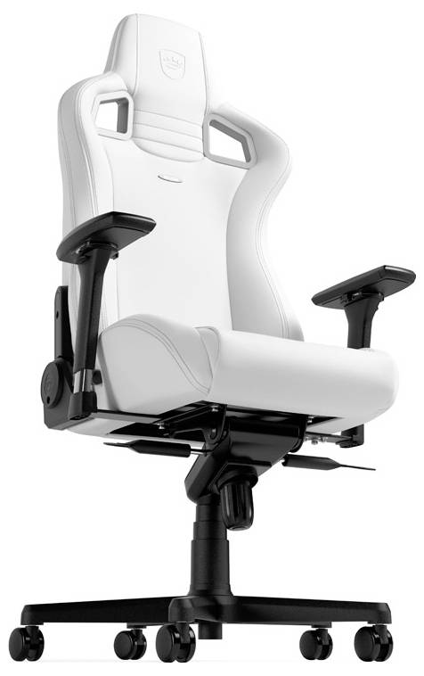 Bílá herní židle s nastavitelnými opěrkami rukou a ergonomickým designem stojí na černém pojízdném podstavci.
