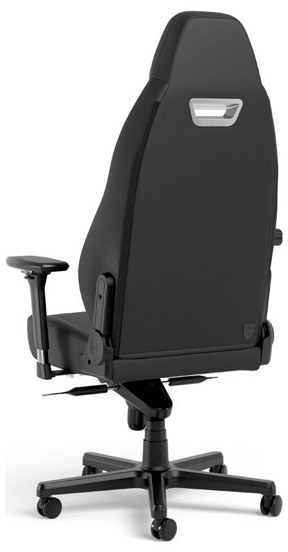 Černá kancelářská židle s nastavitelnými područkami a vysokým opěradlem, otočná na kolečkách. Vhodná pro ergonomické sezení v kanceláři.
